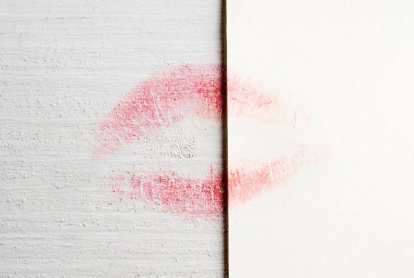 Retirer traces de rouge à lèvres - Le Rouge Français